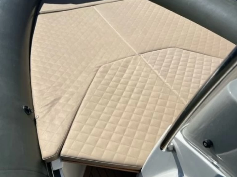 Wynajmij Łódż półsztywna z lub bez skippera Capelli w Port Grimaud