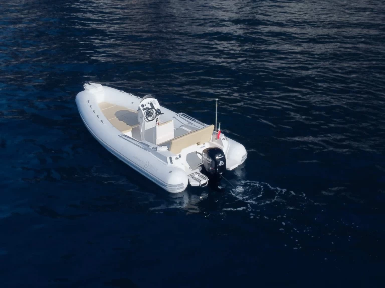 Łódż półsztywna do wynajmu w Porto di Salerno w najlepszej cenie