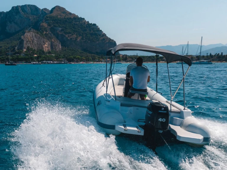 Wynajmij Łódż półsztywna z lub bez skippera Trimarchi w Palermo