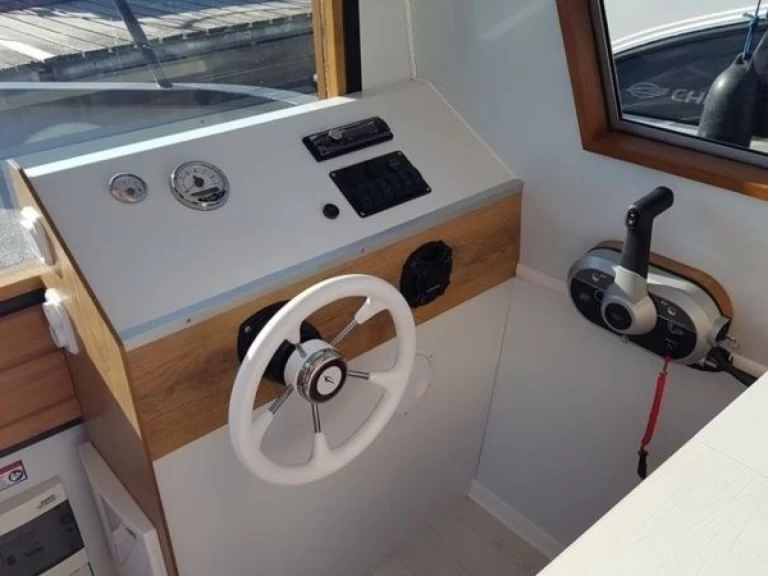 Wynajem Motorówka w České Vrbné - Traweller YB35