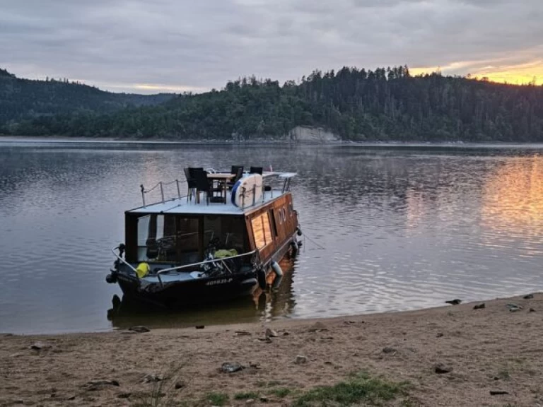 Wynajmij Motorówka z lub bez skippera Traweller w České Vrbné