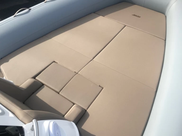 Łódż półsztywna do wynajmu w Port du Lavandou w najlepszej cenie