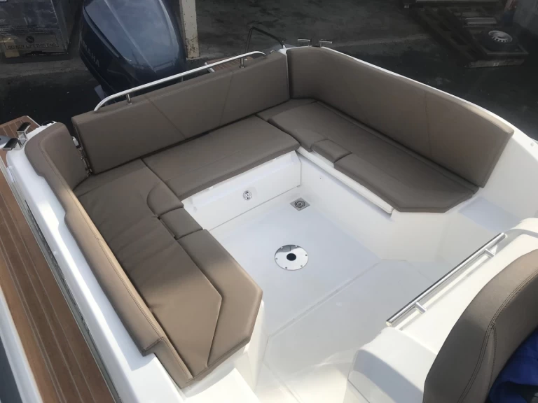 Joker Boat Clubman 28 między profesjonalistami a osobami prywatnymi w Port du Lavandou