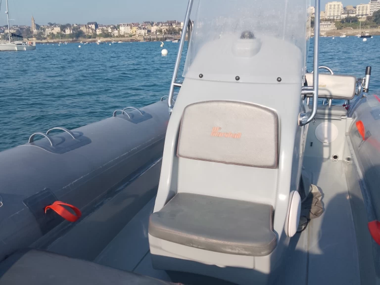 Marshall M4 między profesjonalistami a osobami prywatnymi w Dinard