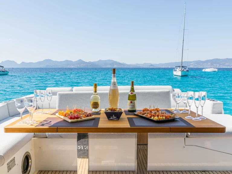 Luksusowy jacht do wynajmu w Golfe-Juan w najlepszej cenie