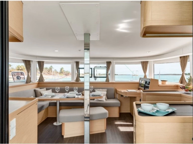 Wynajmij Katamaran z lub bez skippera Lagoon w Pozzuoli