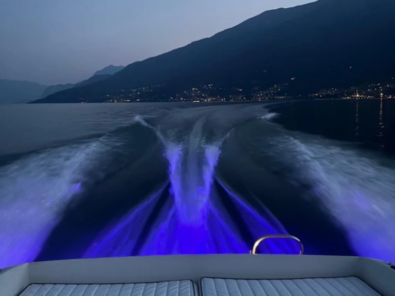 Wynajmij Motorówka z lub bez skippera Airon w Colico