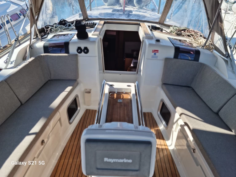 Wynajem Żaglowiec Jeanneau z patentem 