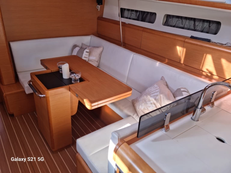 Żaglowiec do wynajmu w Milna w najlepszej cenie