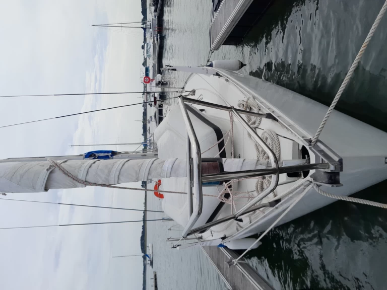 Wynajem Żaglowiec Bénéteau z patentem 