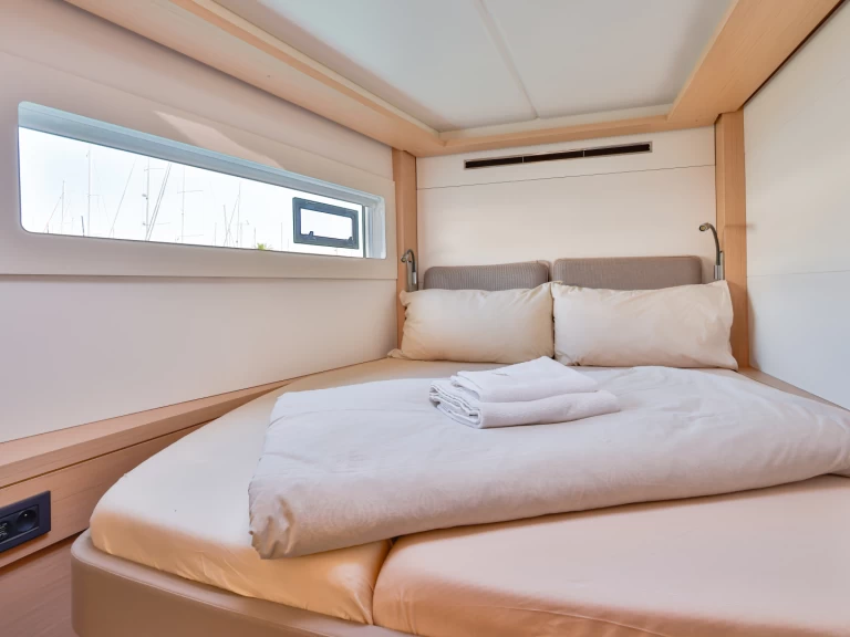 Wynajmij Katamaran z lub bez skippera Lagoon w Tivat