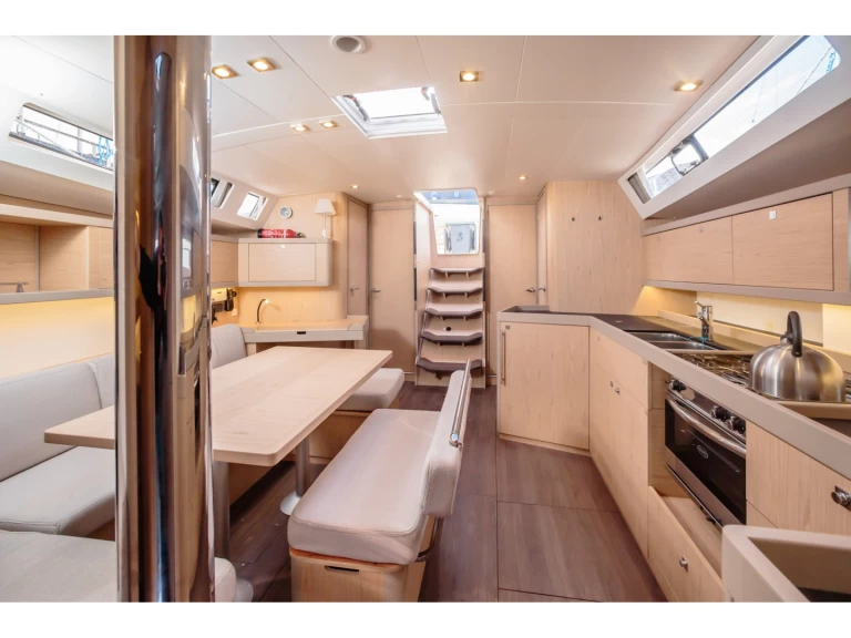 Wynajem Żaglowiec Bénéteau z patentem 