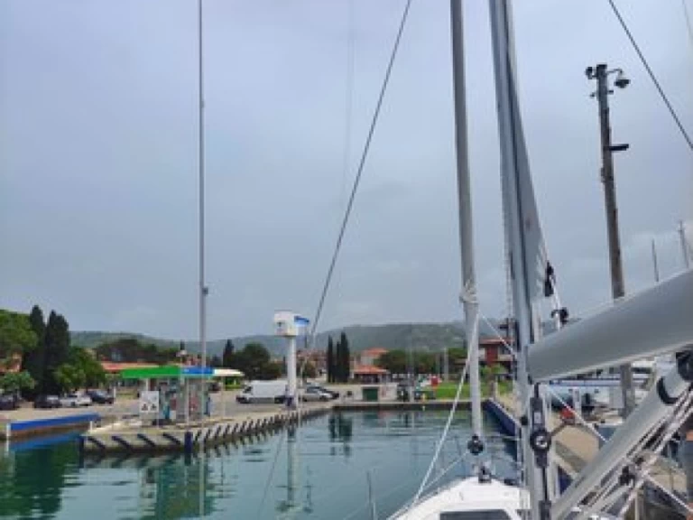 Bavaria Cruiser 46 między profesjonalistami a osobami prywatnymi w Goecek