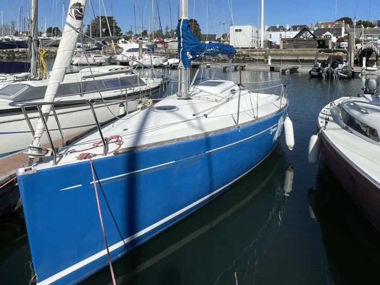 Wynajem Żaglowiec Bénéteau z patentem 