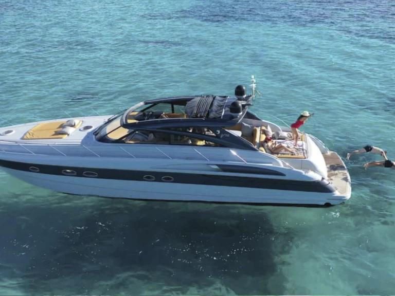 Princess Princess 58 między profesjonalistami a osobami prywatnymi w Ibiza Magna