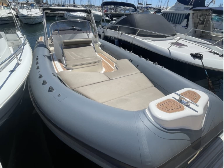 Łódż półsztywna do wynajmu w Hyeres w najlepszej cenie