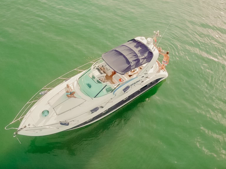 Fairline Targa 40 między profesjonalistami a osobami prywatnymi w Comporta