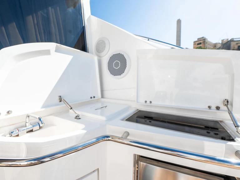 Sunseeker Predator 52 między profesjonalistami a osobami prywatnymi w San Ġiljan