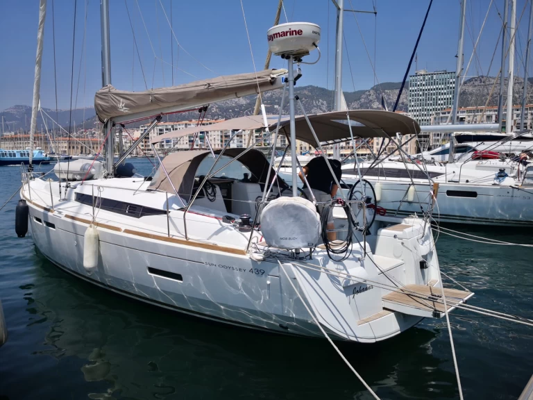 Wynajmij Jeanneau Sun Odyssey 439 w Toulon