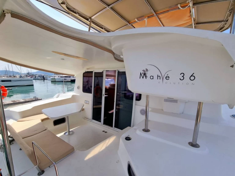 Fountaine Pajot Mahe 36 między profesjonalistami a osobami prywatnymi w Mai Khao