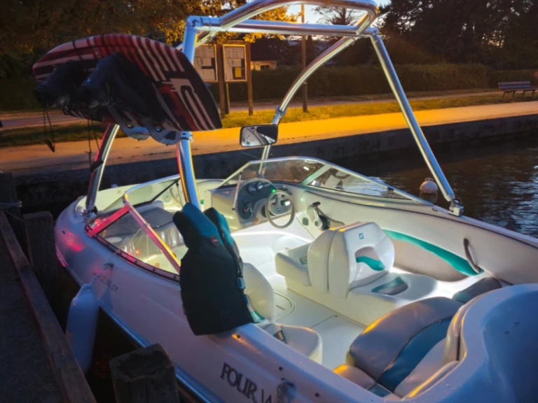 Wynajmij Motorówka z lub bez skippera Four Winns w Saint-Jorioz