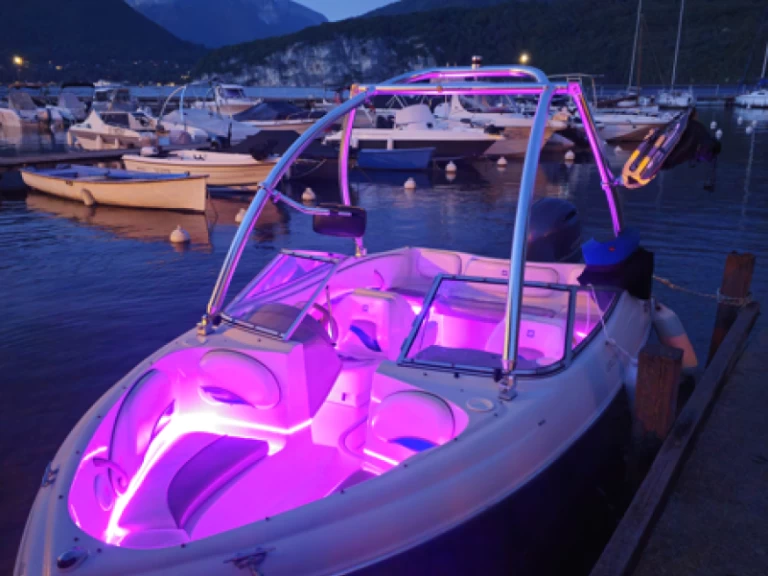 Wynajem Motorówka Four Winns z patentem 