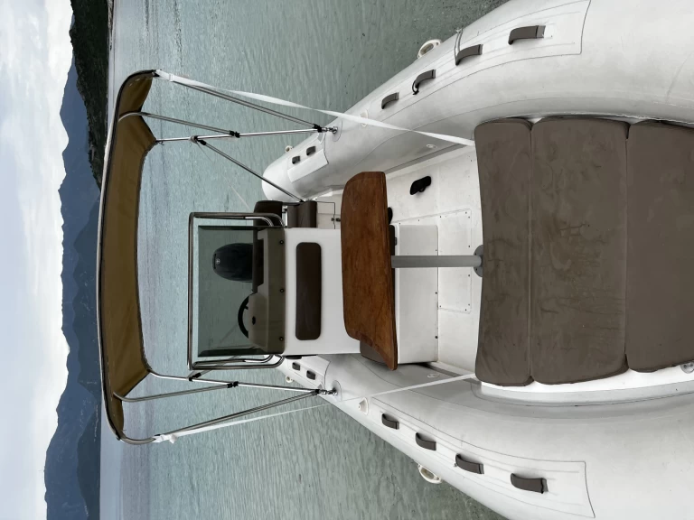 Wynajmij Łódż półsztywna z lub bez skippera Capelli w Saint-Florent