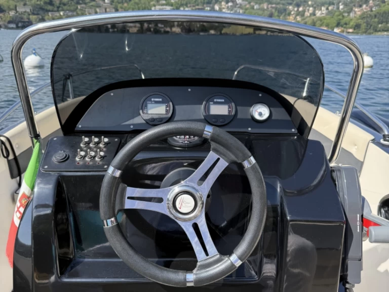 As Marine OPEN 570 między profesjonalistami a osobami prywatnymi w Como (City)