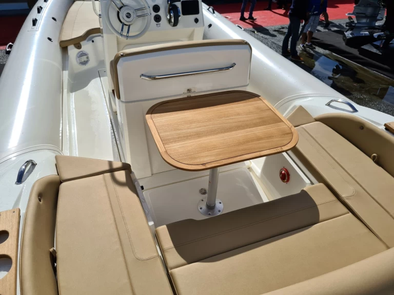 Łódż półsztywna do wynajmu w Cannes w najlepszej cenie