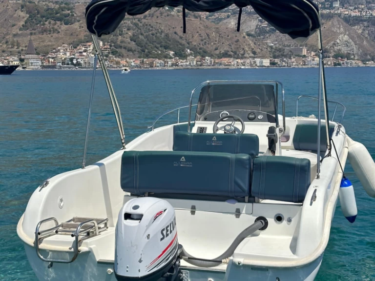 Allegra Boats All 19 Open między profesjonalistami a osobami prywatnymi w Giardini-Naxos