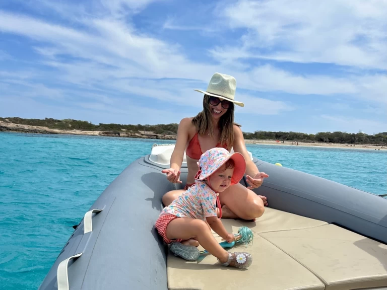 Łódż półsztywna do wynajmu w La Savina w najlepszej cenie