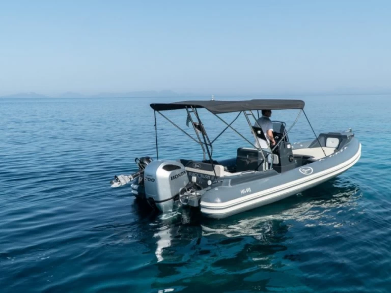 Wynajem Łódż półsztywna Saver z patentem 