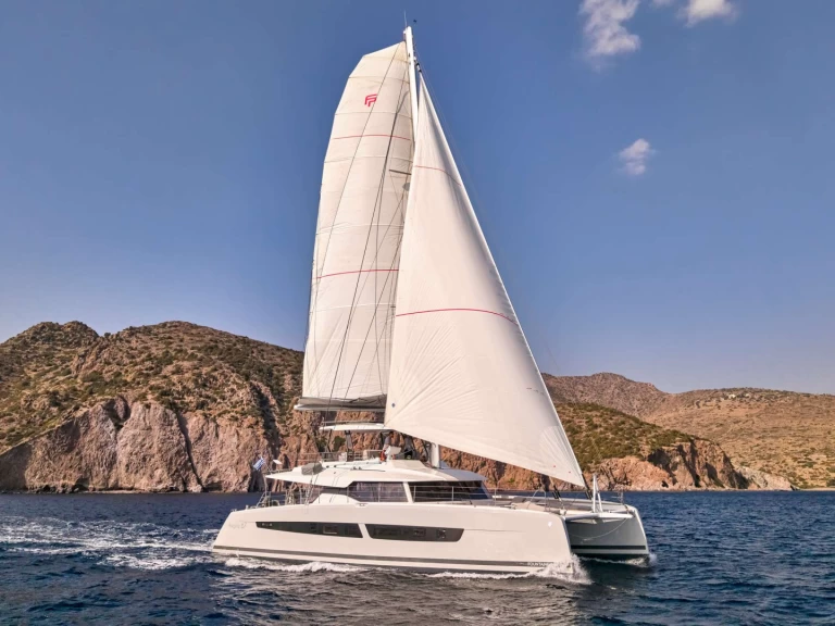 Fountaine Pajot STEPHANIE między profesjonalistami a osobami prywatnymi w Nea Peramos