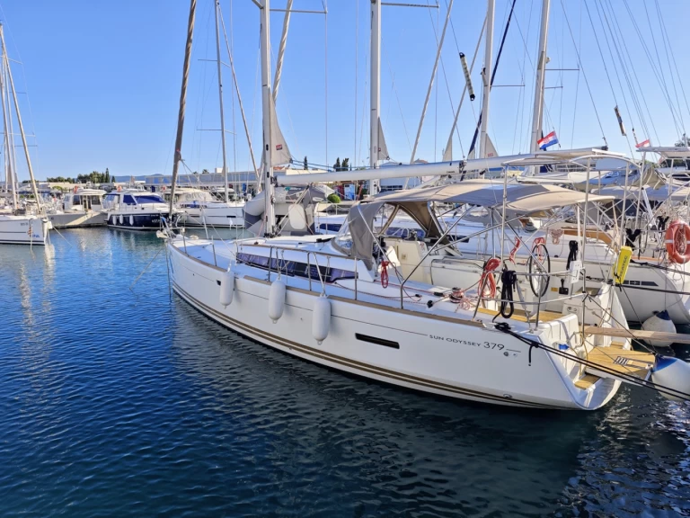 Wynajmij Jeanneau Sun Odyssey 379 w Sukosan