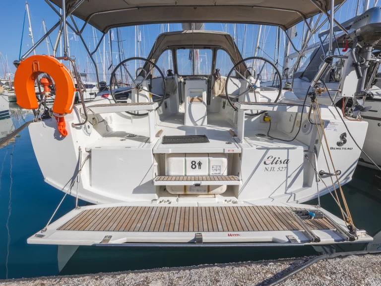 Bénéteau Oceanis 38.1 między profesjonalistami a osobami prywatnymi w Lefkáda