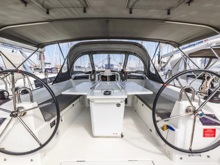 Wynajem Żaglowiec Bénéteau z patentem 