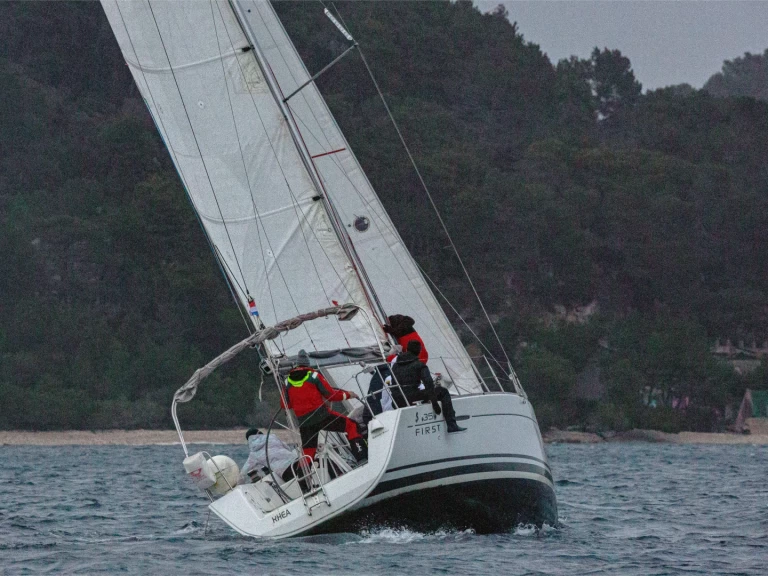 Wynajem Żaglowiec Bénéteau z patentem 