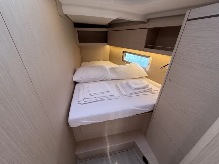 Wynajem Żaglowiec Bénéteau z patentem 