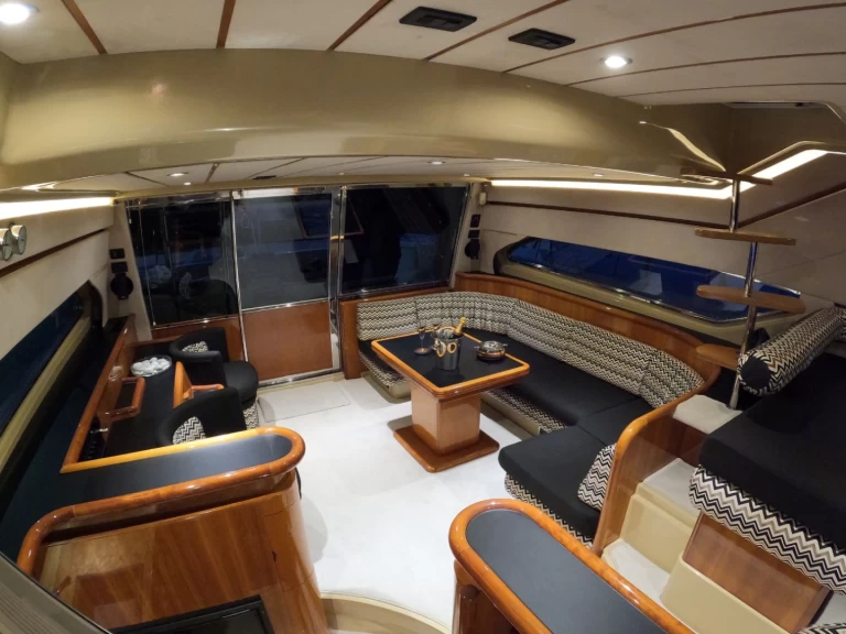 Motorówka do wynajmu w Glyfada w najlepszej cenie