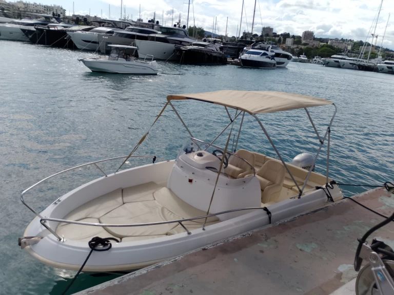 Jeanneau Cap Camarat 555 między profesjonalistami a osobami prywatnymi w Antibes