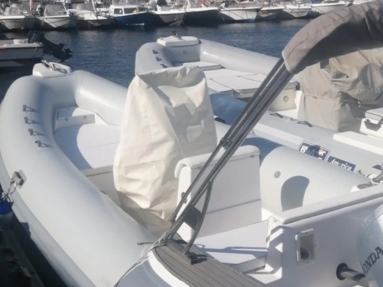 Łódż półsztywna do wynajmu w Sorrento w najlepszej cenie