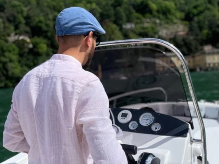 Wynajem Motorówka Trimarchi z patentem 