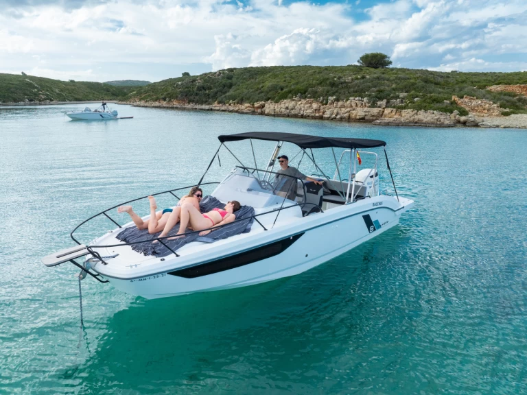 Bénéteau Flyer 8 między profesjonalistami a osobami prywatnymi w Mahon