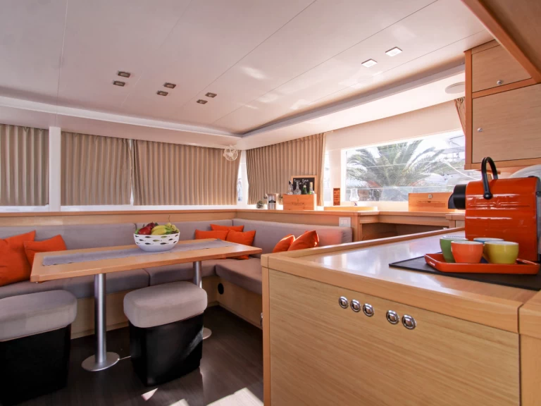 Wynajmij Katamaran z lub bez skippera Lagoon w Cugnana Verde