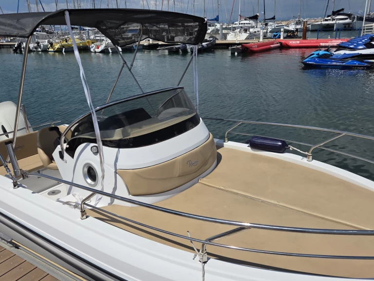 Motorówka do wynajmu w Port-Camargue w najlepszej cenie