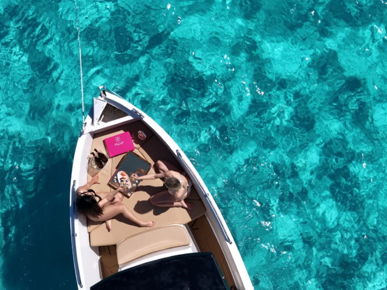 Wynajem Motorówka Cattleya z patentem 