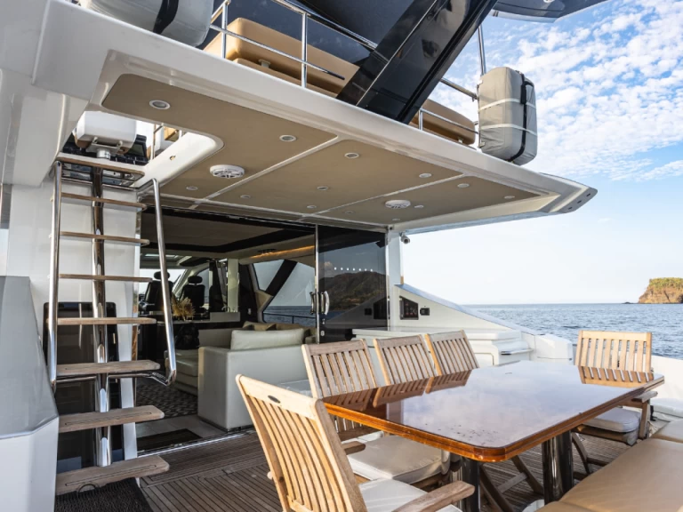 Azimut Azimut 80 między profesjonalistami a osobami prywatnymi w Playa Flamingo