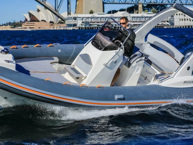 Nuova Jolly Prince 22 między profesjonalistami a osobami prywatnymi w Mandelieu-la-Napoule