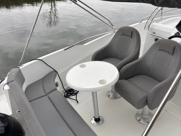 Bénéteau Flyer 550 Open między profesjonalistami a osobami prywatnymi w Palavas-les-Flots