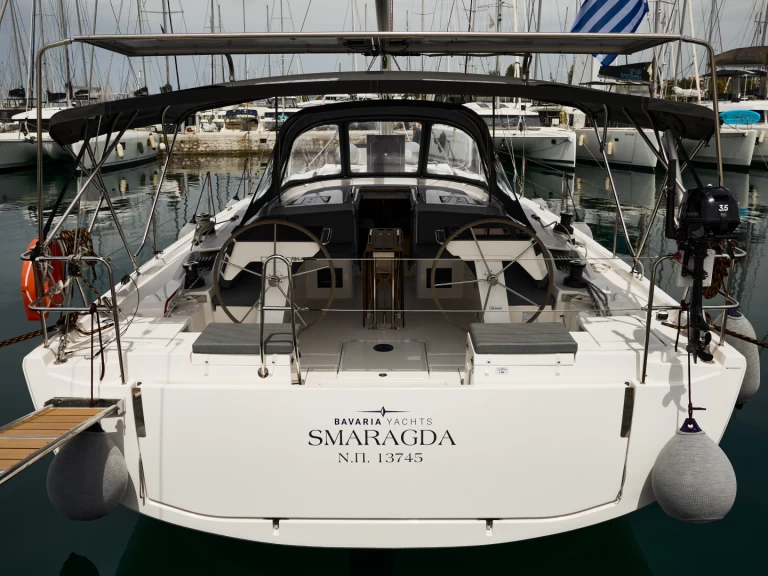 Bavaria Bavaria C46 między profesjonalistami a osobami prywatnymi w Alimos